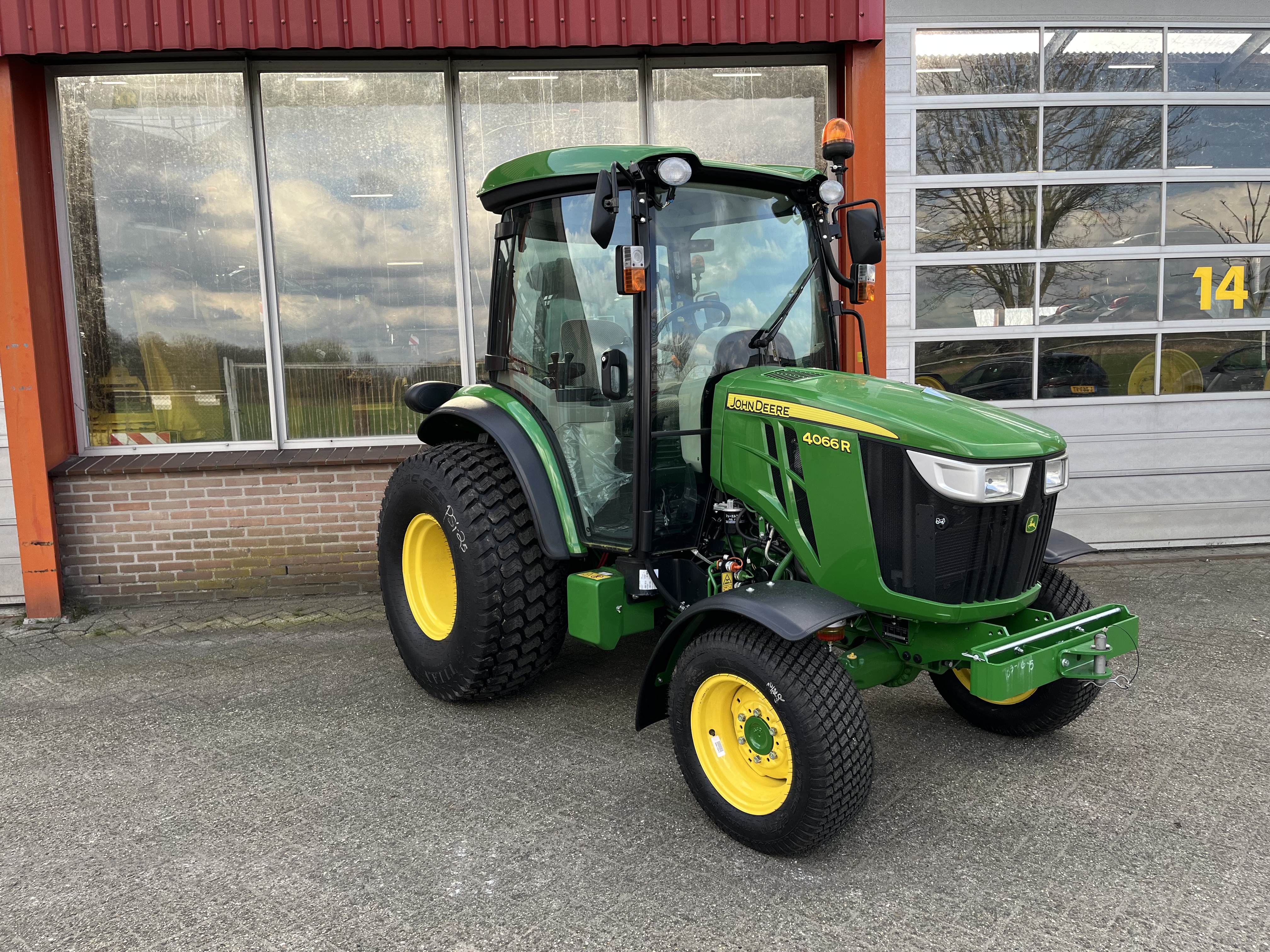 John Deere Tractor, compact 4066R (WD) #30601 - Kraakman